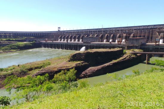 Auch der lange Zeit größte Staudamm der Welt wird besichtigt. Wir haben die Panoramic-Tour gebucht und werden 1,5 Std. über das Gelände kutschiert.
Daß Wasserkraftwerk Itaipu ist ein Gemeinschaftsprojekt zwischen Brasilien und Paraguay.
Die Staumauer hat eine Höhe von 196 m und eine untere Breite von 273 m.
20 Riesengeneratoren erzeugen 14.000 MW.
