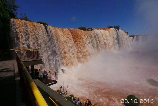Am nächsten Tag geht es dann endlich zu den "schönsten" Wasserfällen Amerikas.
Dadurch, daß es in den letzten Tagen geregnet hat, ist das Wasser braun, und es gibt ein schönes Farbenspiel.