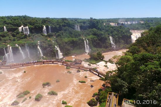 Wir sind auf der brasilianischen Seite, hier sind Stege gebaut worden. Beim Begehen wird man ordentlich nass.