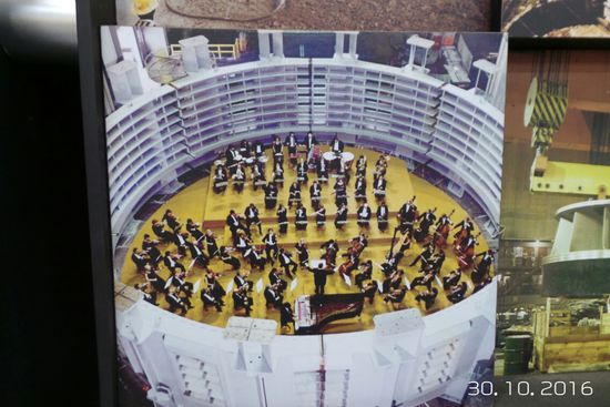 Damit man eine Vorstellung hat von der Größe der Turbinen, wurde vor dem Einbau des Turbinenringes darin ein Konzert gegeben.