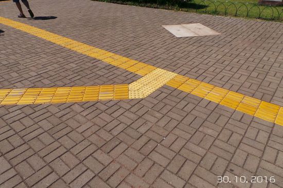 Immer wieder fielen uns diese gelben Streifen auf den Fußwegen auf. Sie sind stark gerillt bzw.gepunktet, wenn 2 streifen sich treffen.
Irgendwann klärte uns ein Einheimischer auf: "Das sind Hilfsstreifen für den Blindenstock"