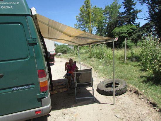 Mittagspause - wir sind froh, daß wir eine Markise haben.
Die LKW-Fahrer sitzen unter ihren Fahrzeugen.