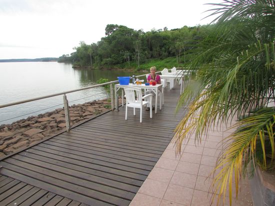 Auf der Terrasse des noch geschlossenen Cafes am Rio Parana genießen wir dann unser Frühstück.