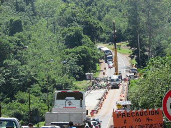 Eine Brücke wird erneuert und der Verkehr komplett gesperrt.
2 Std bei 40 Grad.