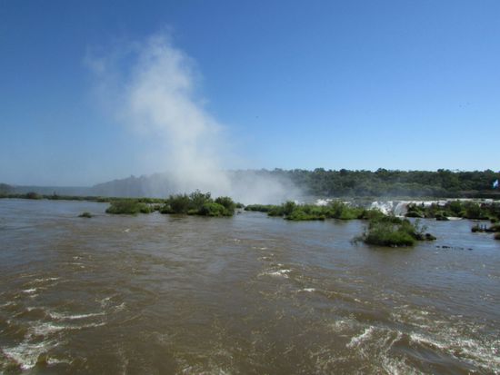 Schon von weitem sieht man den Wasserdampf der Fälle