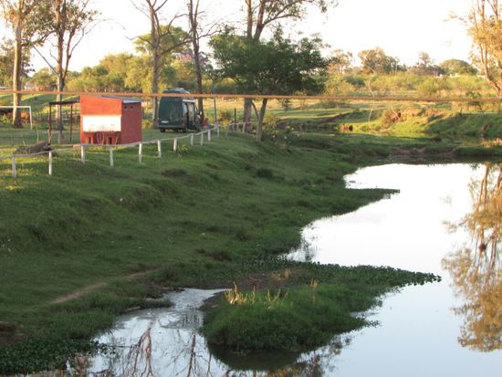 Übernachtungsplatz in dem Ort Mercedes. In vielen Orten gibt es solche Municipalen Plätze, wo man kostenlos stehen kann. Das WC ist hier katastrophal.