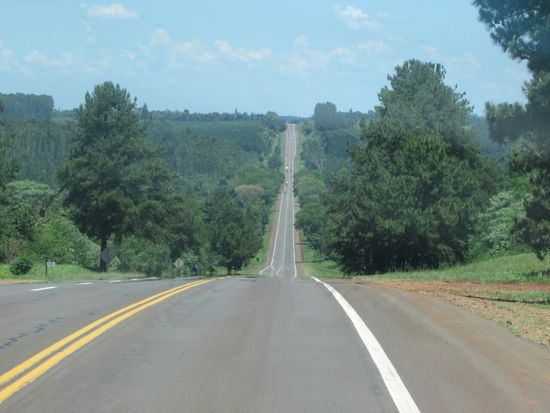 Endlose gerade Straßen durch den Dschungel.