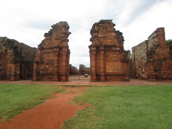 Ca. 1632 gegründet. 1715 lebten hier 4000 Menschen auf einer Fläche von 10 ha.
Nachdem die Jesuiten 1767 aus den spanischen Hoheitsgebieten ausgewiesen 
wurden, verfiel die Siedlung schnell. Erst 1941 begann man mit der Freilegung und Restaurierung.