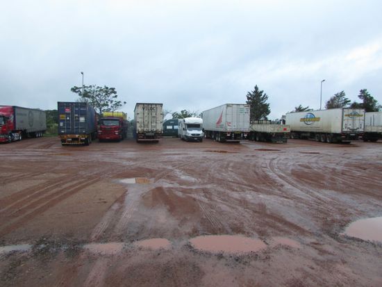 Immer mal wieder übernachten wir bei den großen Tankstellen. Hier sind wir am Nachmittag da und haben uns hinten quer gestellt.
Im Laufe der Nacht werden wir dann zugeparkt.