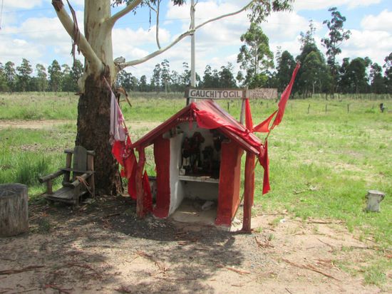 Verehrung des heiligen Gaucho Gil (1840 - 1878 hingerichtet)
Rotes Stirnband, blaues Hemd, schwarze Hose, roter Umhang und ein mächtiger schwarzer Schnurrbart im Gesicht - das ist Gaucho Gil, ein Volksheiliger,
der von den Reichen genommen und den Armen gegeben hat.