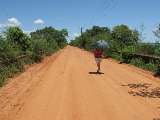 Im Ort wird erstmal ein Spaziergang gemacht. Ein Regenschirm kann man auch anderweitig verwenden