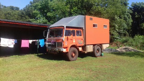 Auf dem Campingplatz in Puerto Iguazu treffen wir eine französische Familie, die mit diesem großen Gefährt unterwegs ist