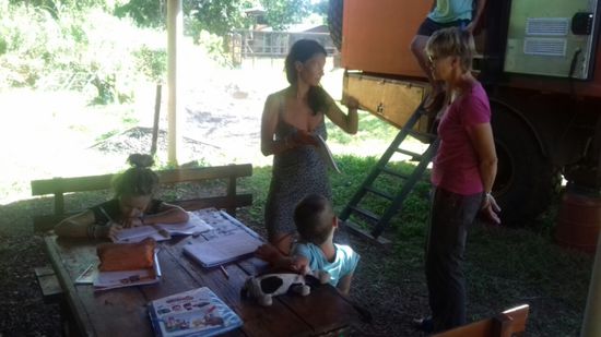 Sie sind seit 1,5 Jahren in Südamerika unterwegs. Jeden Tag wird eine Std. unterrichtet. Sie haben zu Hause alles verkauft und wollen sich in Ecuador niederlassen.