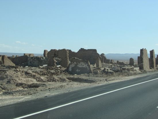 Auf dem Weg nach Calama kommen wir an vielen Ruinen von aufgegebenen Minenstädten vorbei.