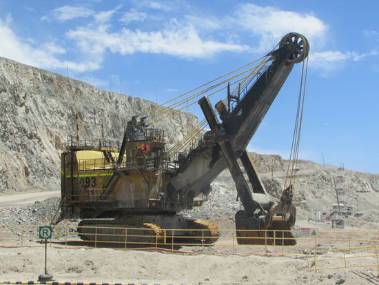 Mit solchen Löffelbaggern wird das gesprengte Gestein auf die Muldenkipper geladen.