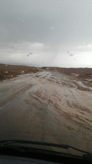 Auf dem Weg nach San Pedro de Atacama wird es schlagartig dunkel, und es folgt ein Gewitter wie es eigentlich nicht sein kann.
In der trockensten Wüste der Welt.