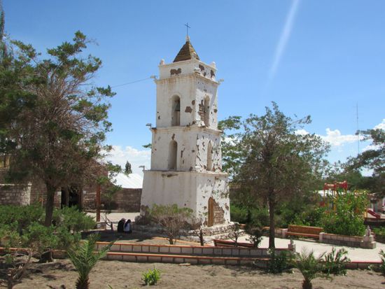 In Toconao, einem 500 Einwohner Örtchen am Salzsee steht dieser 3stufige Glockenturm von 1750.