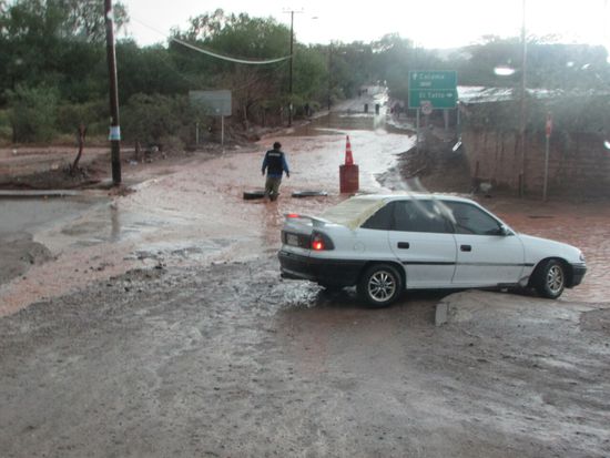 Am nächsten Abend dassselbe, innerhalb weniger Minuten verdunkelt sich der Himmel und es gießt fürchterlich.
Darauf war kein Bewohner eingerichtet und hatten es auch noch nicht erlebt.