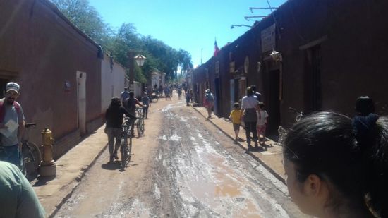 Die Hauptstraße war ein reißender, lehmiger Bach und die meisten Geschäfte liegen tiefer.