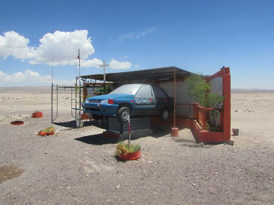 Sehr oft sieht man an den Straßen Gedenkstätten für Verunglückte.