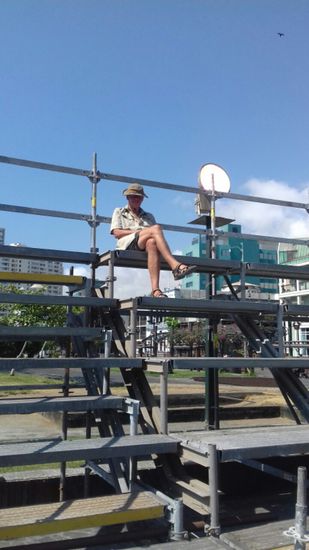 Während Doris eifrig fotografiert, schaue ich mir den Platz von oben an.