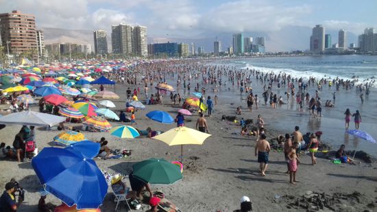 Als wir nach dem Stadtrundgang zum Strand wollen, trauen wir unseren Augen nicht.
Viele Strandbesucher halten es bis Mitternacht aus und haben ihre Radios auf volle Lautstärke aufgedreht.
Unser Womo steht bei dem Casino direkt am Strand. Nachts haben wir noch einmal umgeparkt in eine etwas ruhigere Ecke.