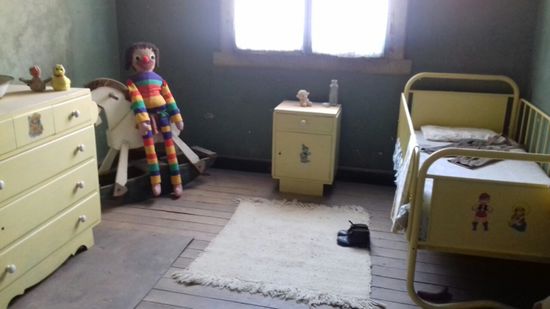 Kinderzimmer in der verlassenen Mine.