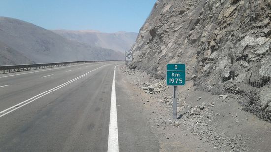 Was sagt dieses Foto uns.
1. 1975 ist Thorsten geboren,
2. 1975 km sind wir jetzt von Santiago entfernt.
In Südamerika fangen alle Hauptstraßen bei 0 in der Hauptstadt an.