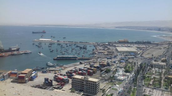Blick vom  Morro auf Arica, der nördlichsten Stadt Chiles, noch 20 km bis Peru.
Diesen Berg hatten die Peruaner bis zuletzt im Salpeterkrieg verteidigt.
Die Kanonen auf dem Berg zeigen immer noch nach Peru und außerdem weht eine große Fahne auf dem Berg, die die Besitzverhaeltnisse anzeigt.
