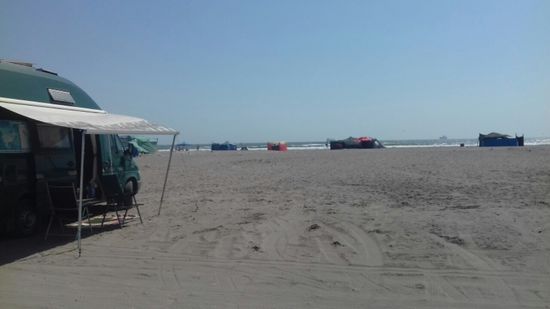 Die Chilenen machen mit Familie und Freunden Urlaub am Meer.
Es wird eine Fläche mit schwarzen Netzen abgedeckt, darunter sind dann diverse Zelte