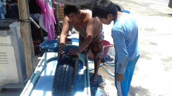 Aber überall an den Straßen gibt es Werkstätten.