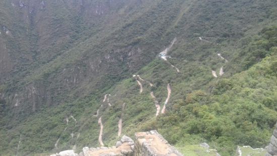 Mit dem Bus geht es hier hinauf, ohne Seitenbegrenzung. Man mag garnicht rausgucken.