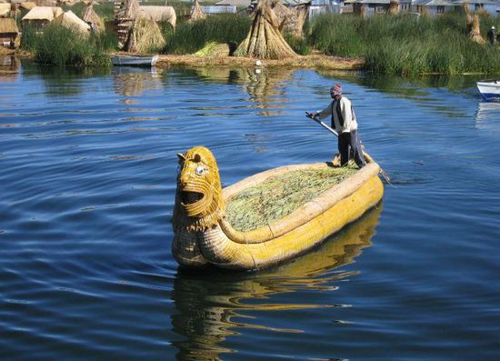 Auf dem Titicaca See.
Der  See ist ca. 13 Mal größer als der Bodensee und liegt 3.800 m über dem Meer.