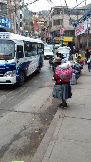 Die Indiofrauen tragen ihre Verkaufswaren auf dem Rücken.