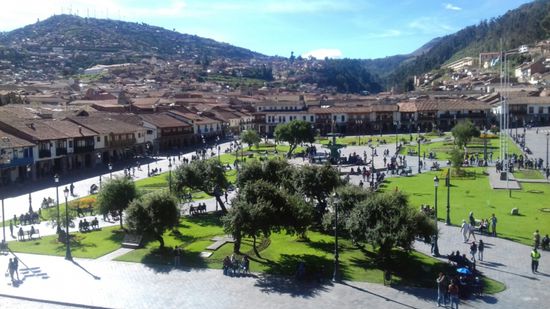 Blick vom Kirchturm auf die Plaza