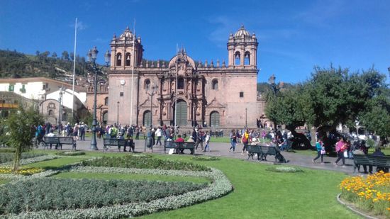 Die Kirche  "La Compania" an der Plaza de Armas hat einen reich vergoldeten Hauptaltar sowie schöne Gemälde und Seitenaltäre