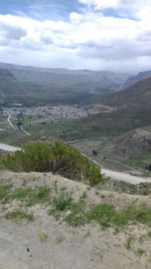 Da unten liegt Chivay. Wir mussten über einem 4.900 m hohen Pass,.