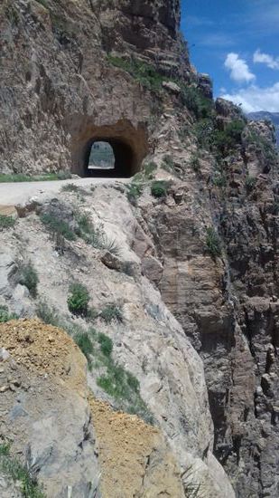 Durch enge Tunnel geht es zum Cruz del Condor.
