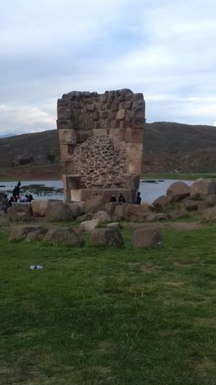 Wenn ein bedeutender Mann in der Colla-Kultur (1.200 n. Chr.) starb, wurden seine Frau und Kinder getötet und mit eingemauert. Meist wurden auch noch weitere Personen (Diener) lebend mit eingemauert.