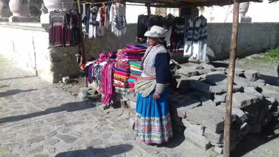 Indio-Frauen versuchen ihre selbstgefertigten Handarbeiten zu verkaufen.