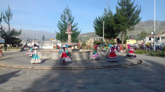 Kleine Mädchen führen für die Touris einen Volkstanz vor.