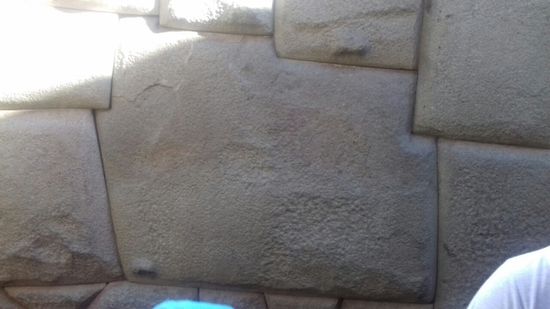 Dieser Stein hat 12 Kanten. Es ist immer wieder faszinierend zu sehen, wie genau die Inkas die großen Steine bearbeitet haben.