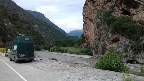 Frühstückspause mit Sittichbeobachtung auf dem Weg nach Nasca. Insgesamt 680 km.