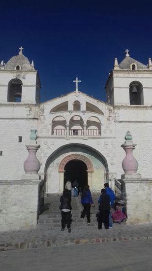 Auf dem Weg zum Colca-Canyon fahren wir durch viele kleine Dörfer mit schönen Kirchen.