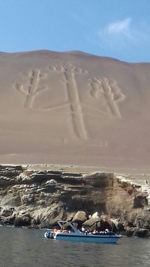 Auf halbem Weg geht es am "El Candelabro" vorbei. Diese uralte und rätselhafte,
180 m hohe und 70 m breite in den Wüstensand eingekerbte Figur dient seit ewigen Zeiten den Fischern als Orientierungspunkt. 
Stilistische Ähnlichkeiten mit den Bodenritzungen sind unverkennbar.