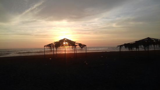 Am einsamen Strand einige Unterstände.