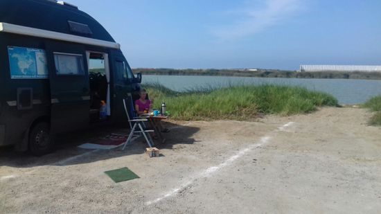 Hundert Kilometer weiter nördlich ist die Welt wieder in Ordnung.
Ein schönes Ressort mit Stellplätzen für Wohnmobile.