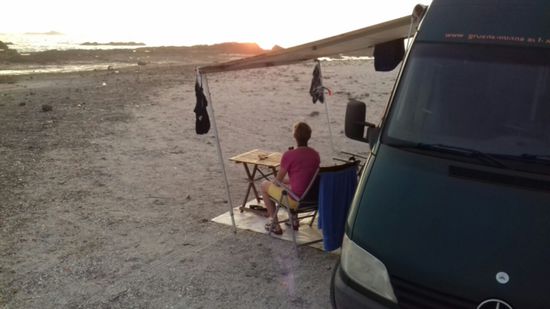 Genießen die Ruhe und den Sonnenuntergang.