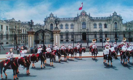 Wachablösung vorm Regierungspalast.