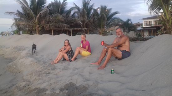 ... genießen mit anderen Overländern den Sonnenuntergang am Strand.